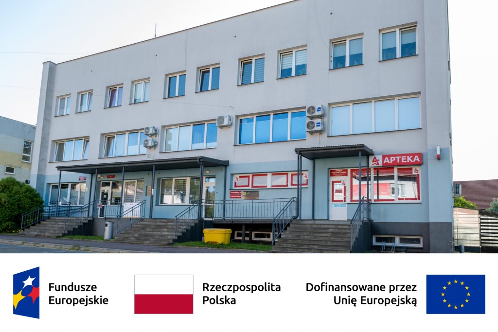 Budynek przychodni w Zembrzycach i loga Funduszy Europejskich