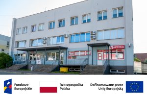 Budynek przychodni w Zembrzycach i loga Funduszy Europejskich